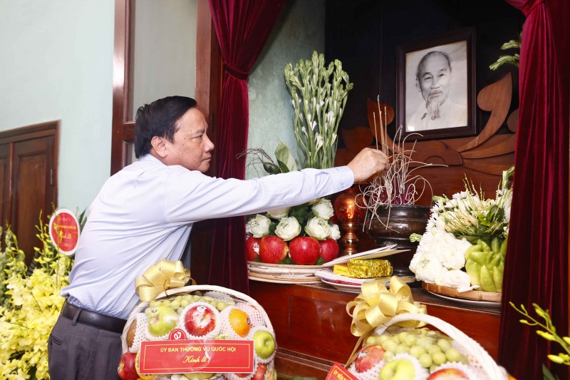 Phó Chủ tịch Quốc hội Nguyễn Khắc Định dâng hương tưởng nhớ Chủ tịch Hồ Chí Minh. Ảnh: Doãn Tấn