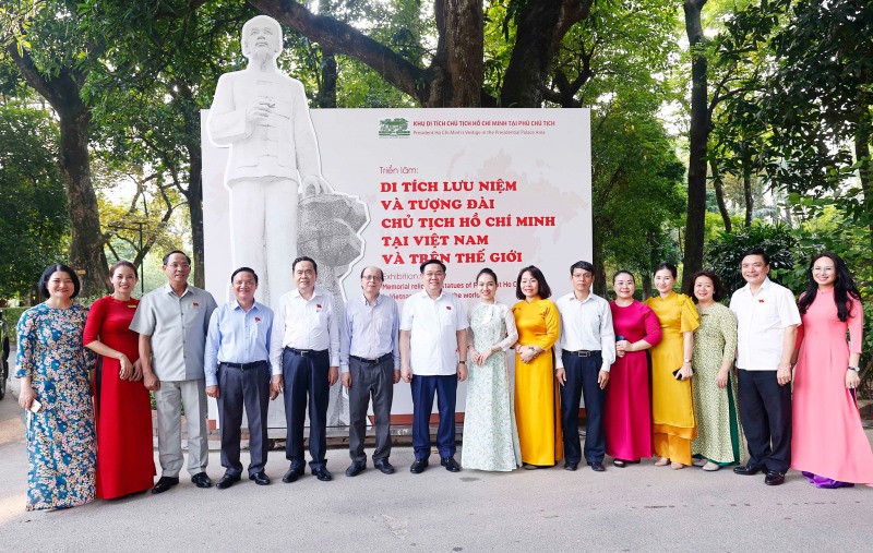Chủ tịch Quốc hội Vương Đình Huệ với các đại biểu tại Khu Di tích Chủ tịch Hồ Chí Minh ở Phủ Chủ tịch. Ảnh: Doãn Tấn