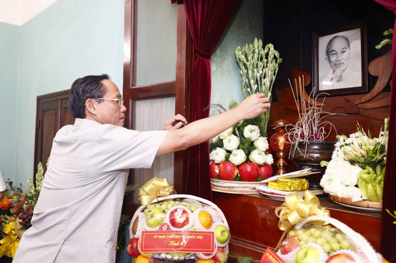 Phó Chủ tịch Quốc hội, Thượng tướng Trần Quang Phương dâng hương tưởng nhớ Chủ tịch Hồ Chí Minh. Ảnh: Doãn Tấn