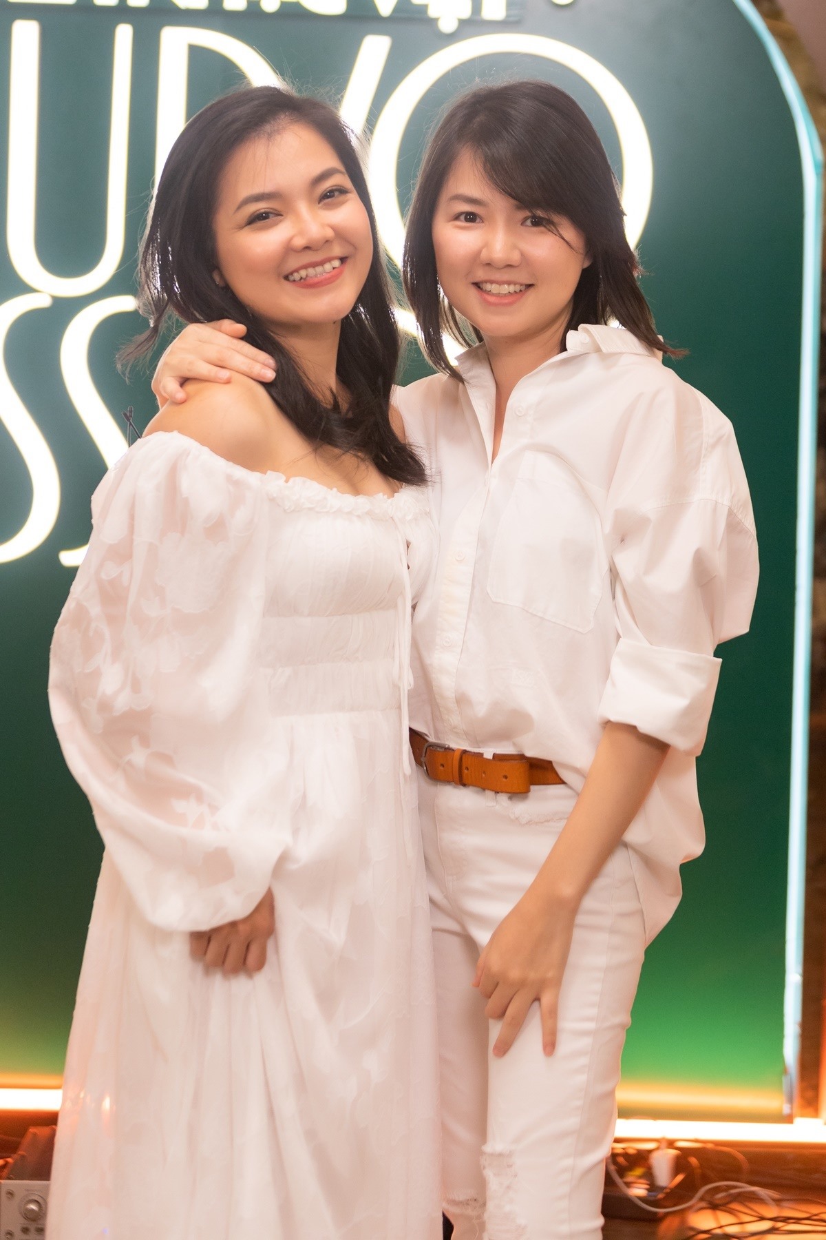 2 cựu thành viên nhóm Mắt Ngọc là Ngô Quỳnh Anh (phải) và Thanh Ngọc cùng hội ngộ trong “Gala nhạc Việt“.