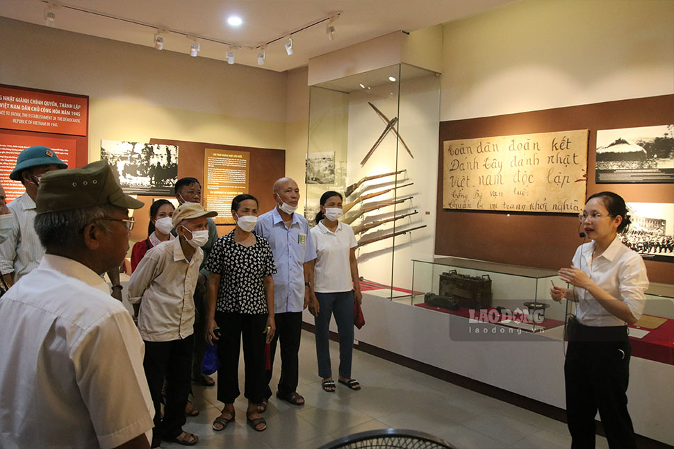 Hướng dẫn viên Nguyễn Thái Linh - Bảo tàng Lịch sử Quân sự Việt Nam hướng dẫn cho các đoàn khách tham quan.