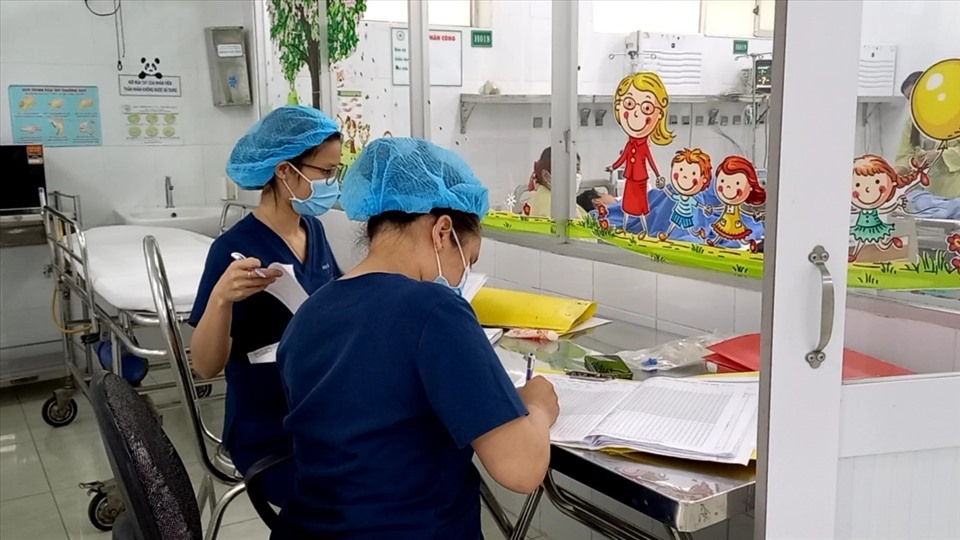 Trong 6 tháng đầu năm 2022, Bệnh viện Nhi đồng Đồng Nai đã có 6 bác sĩ và 30 điều dưỡng nghỉ việc gây ra sự thiếu hụt về nhân lực. Ảnh minh hoạ: Hà Anh Chiến
