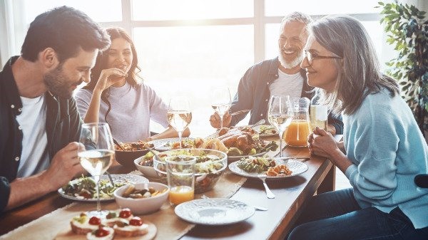 Ăn càng nhanh thì khả năng tăng cân càng lớn. Ảnh: Adobe Stock