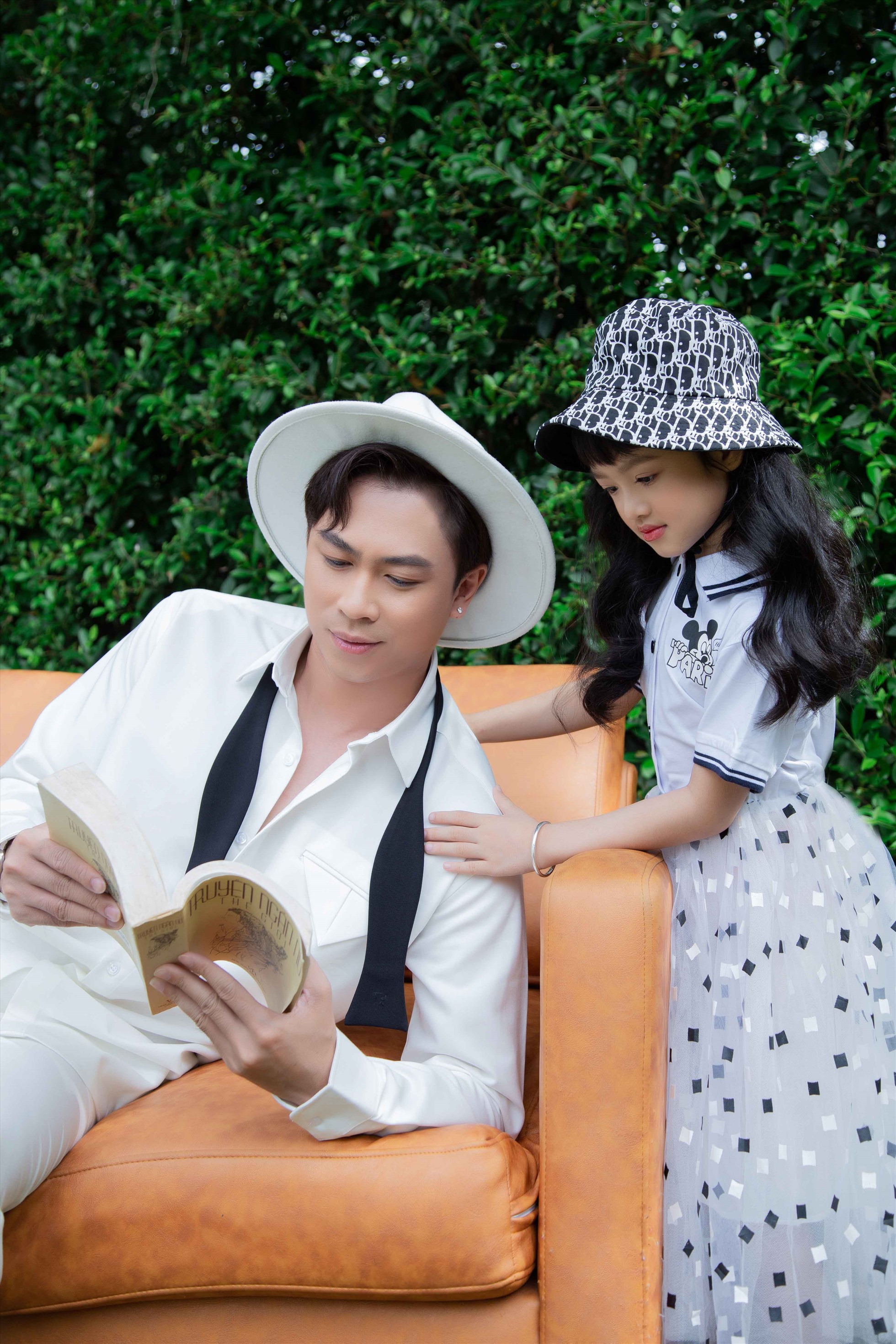Không chỉ thừa hưởng nhiều nét giống cha về ngoại hình, Xí Muội còn sớm bộc lộ năng khiếu với nghệ thuật. Ảnh: NSCC