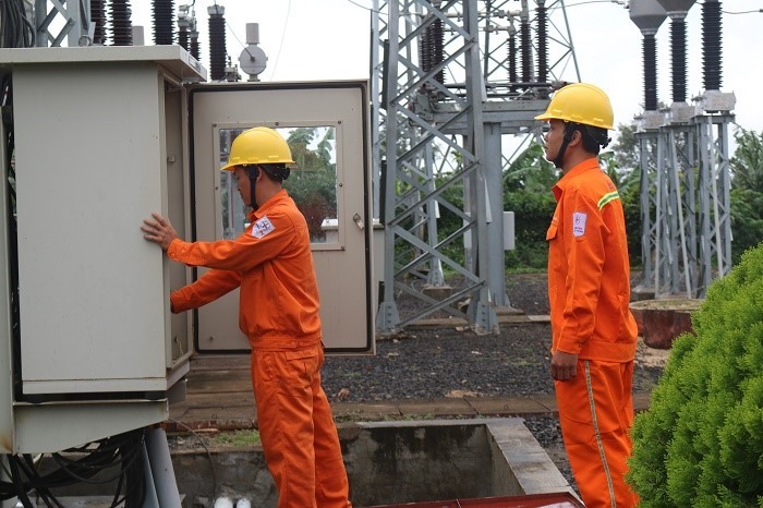 Pc Đắk Nông kiểm tra hệ thống điện tại các TBA 110kV. Ảnh: Tâm An