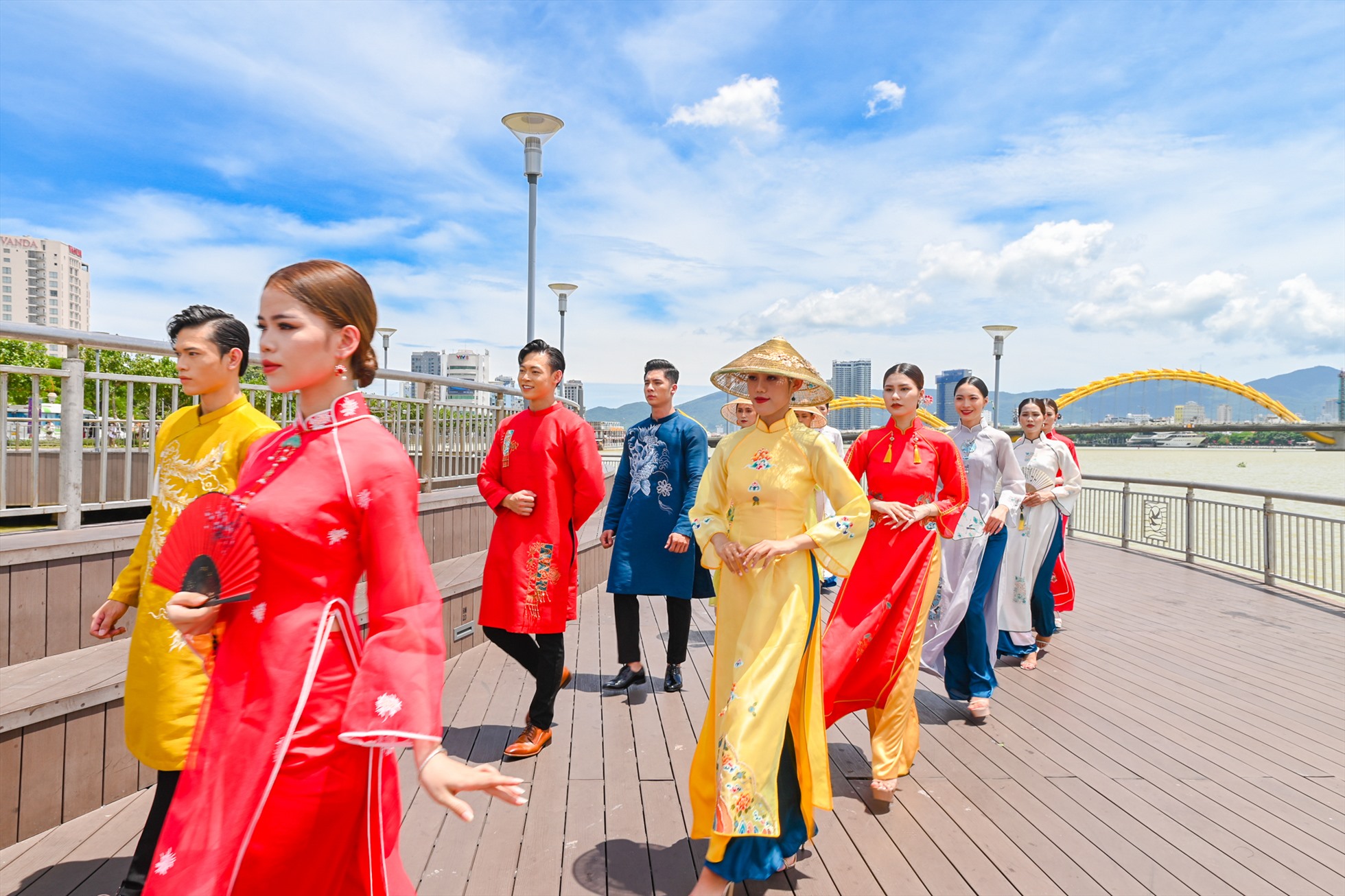 Mang đến nét tinh tế cho show thời trang “Hương Phố”, bộ sưu tập áo dài “Phụng Vân” là sự phối hợp đồng điệu giữa lụa và gấm cao cấp. Được lấy ý tưởng chủ đạo từ màu sắc và hoạ tiết cung đình Huế, bộ sưu tập thể hiện sự cách tân nhưng vẫn giữ được nét truyền thống trang nhã vốn có. Ảnh: BTC