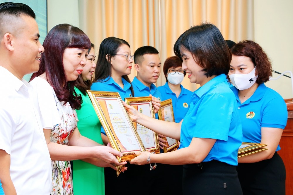 Chủ tịch LĐLĐ quận Cầu Giấy Nguyễn Thị Thu Hà biểu dương các cá nhân có “Công trình, sản phẩm, phần việc” tiêu biểu.