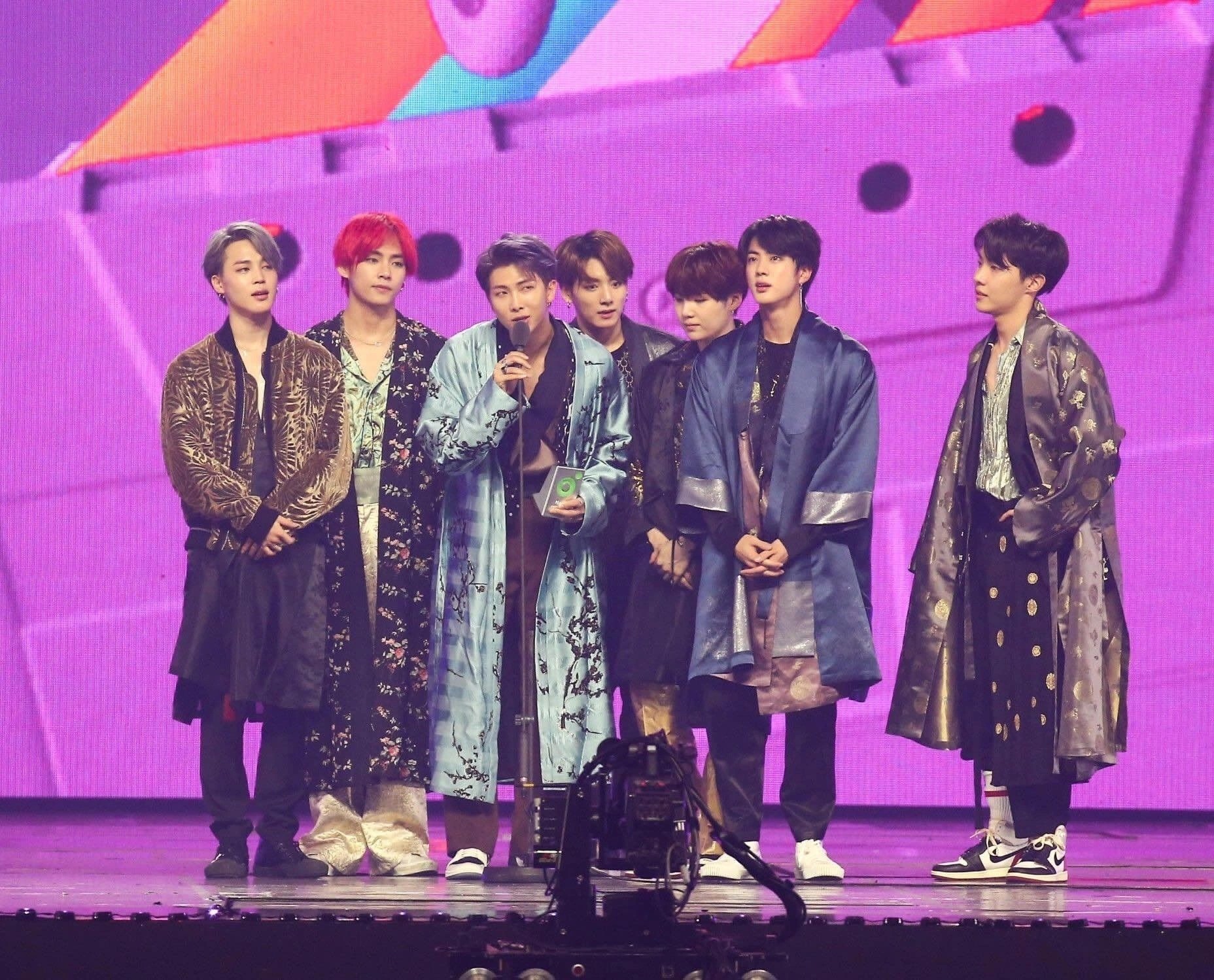 BTS nhiều lần diện hanbok trên truyền hình, sân khấu âm nhạc.