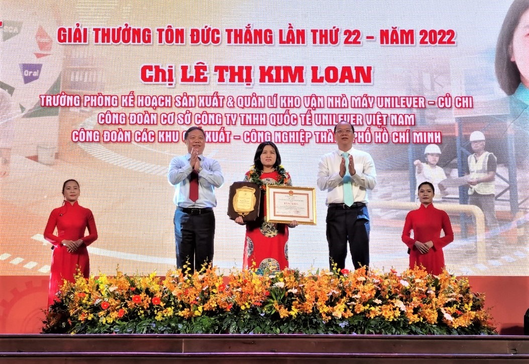 Lãnh đạo Thành ủy, UBND TPHCM trao Giải thưởng Tôn Đức Thắng cho chị Lê Thị Kim Loan, Công ty TNHH Unilever. Ảnh: Nam Dương
