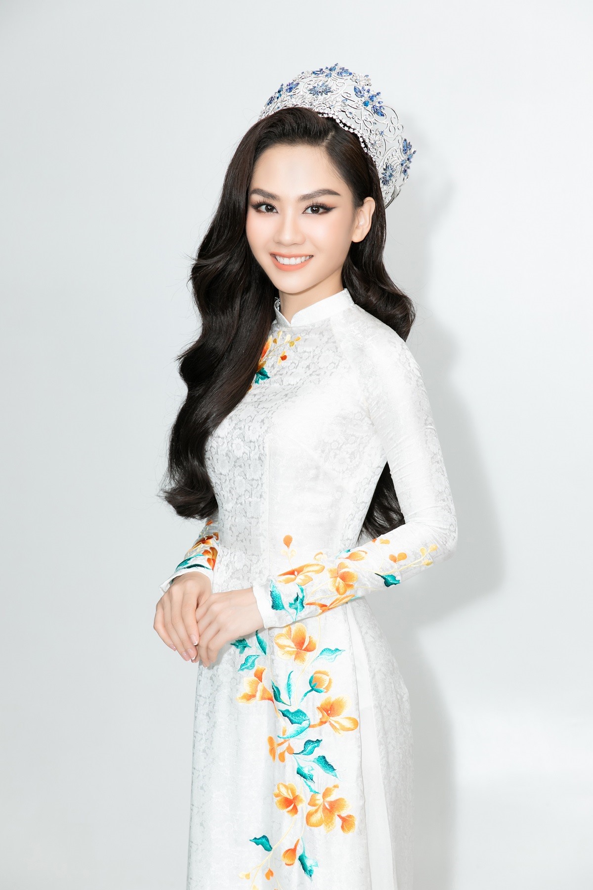 Trong đó, nếu đương kim Miss World Vietnam đẹp tinh khôi với áo dài màu trắng