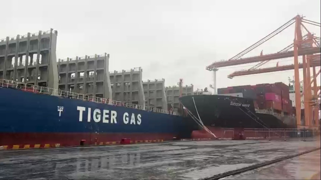 Đuôi tàu Tiger Maanshan va chạm với 1 tàu biển khác.
