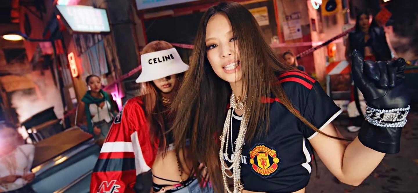 Blackpink mặc áo Man United cũng “gây bão” toàn cầu. Ảnh: CMH