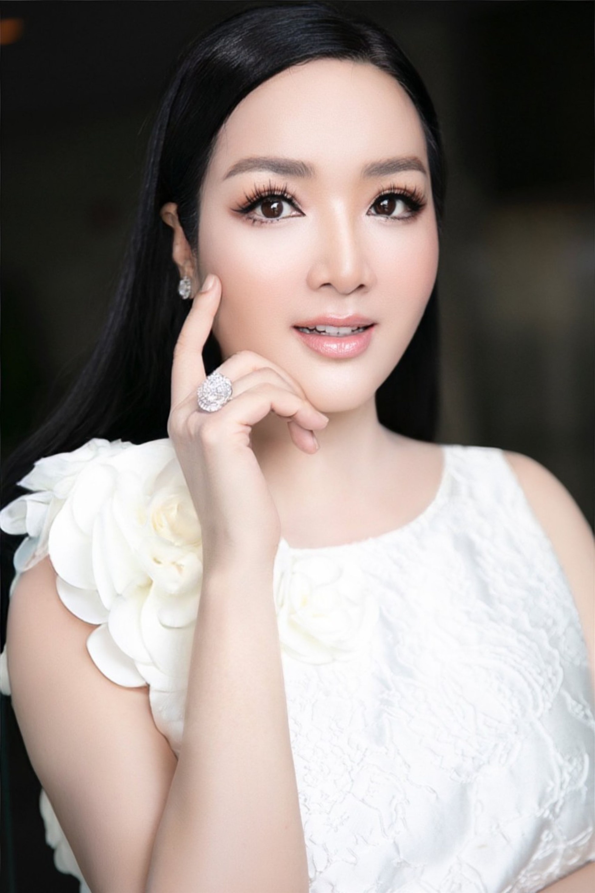 Mới đây, BTC cuộc thi Hoa hậu Qúy bà Việt Nam 2022 đã chính thức công bố vị Giám khảo quyền lực sẽ ngồi ghế nóng cuộc thi, đó là Người đẹp không tuổi- Hoa hậu Đền Hùng Giáng My.