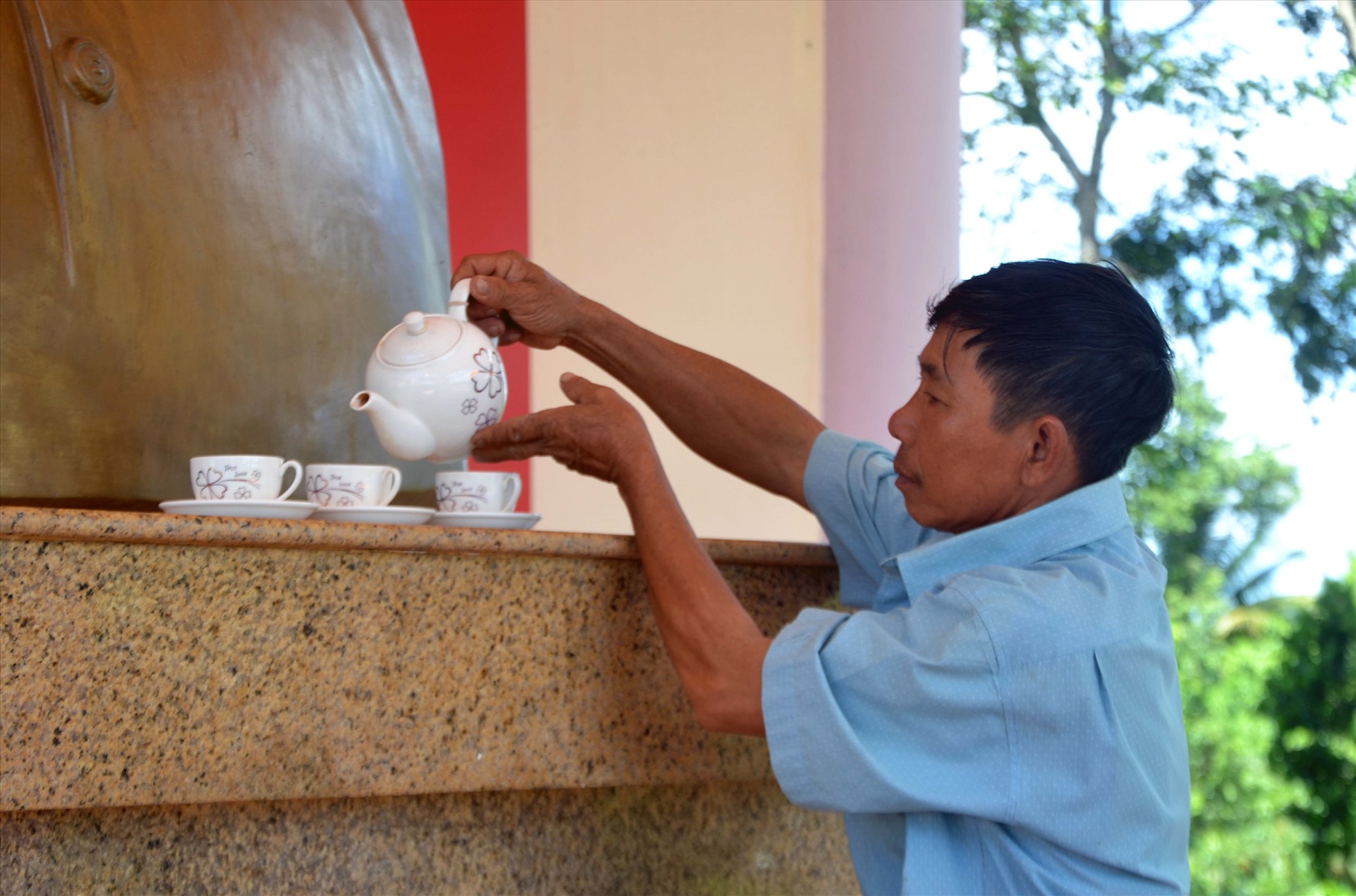 Đều đặn nhiều năm nay, mỗi sáng sớm, ông Nguyễn Văn Nhân (Bảy Mè) dâng trà lên tượng Bác Tôn. Ảnh: LT