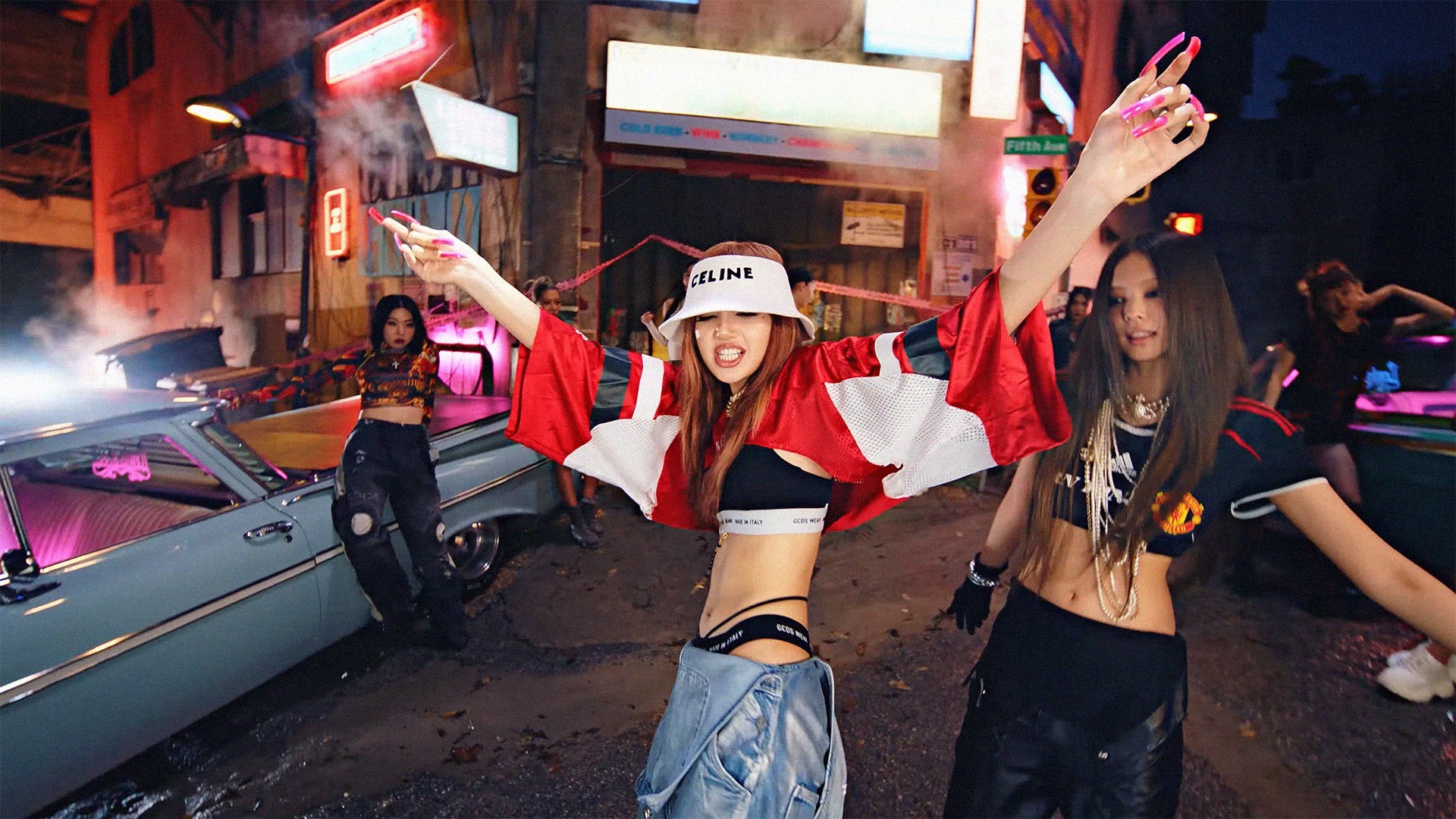 Bộ đôi rapper Lisa - Jennie theo phong cách hip-hop.