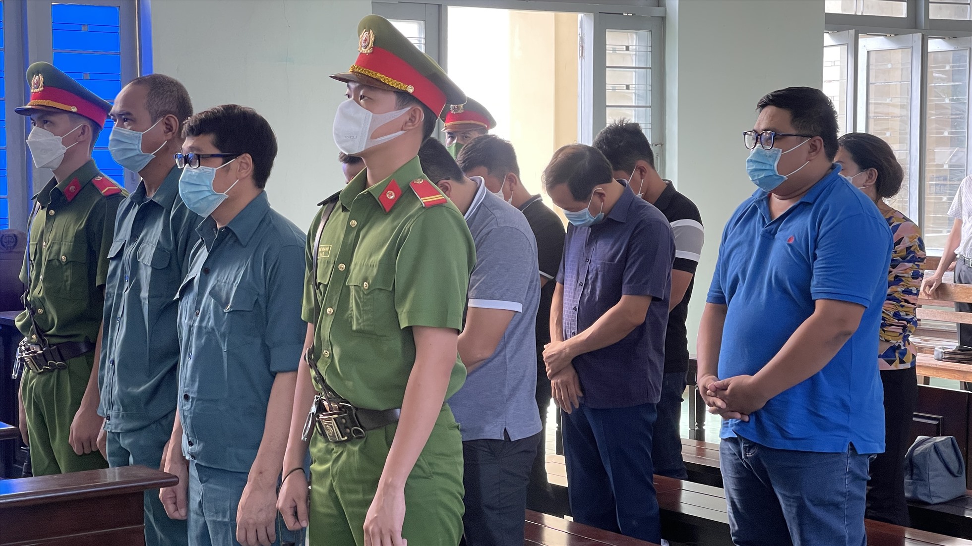Luyện Xuân Tràng (đeo kính đứng hàng đầu) nghe toà tuyên án. Ảnh: DT