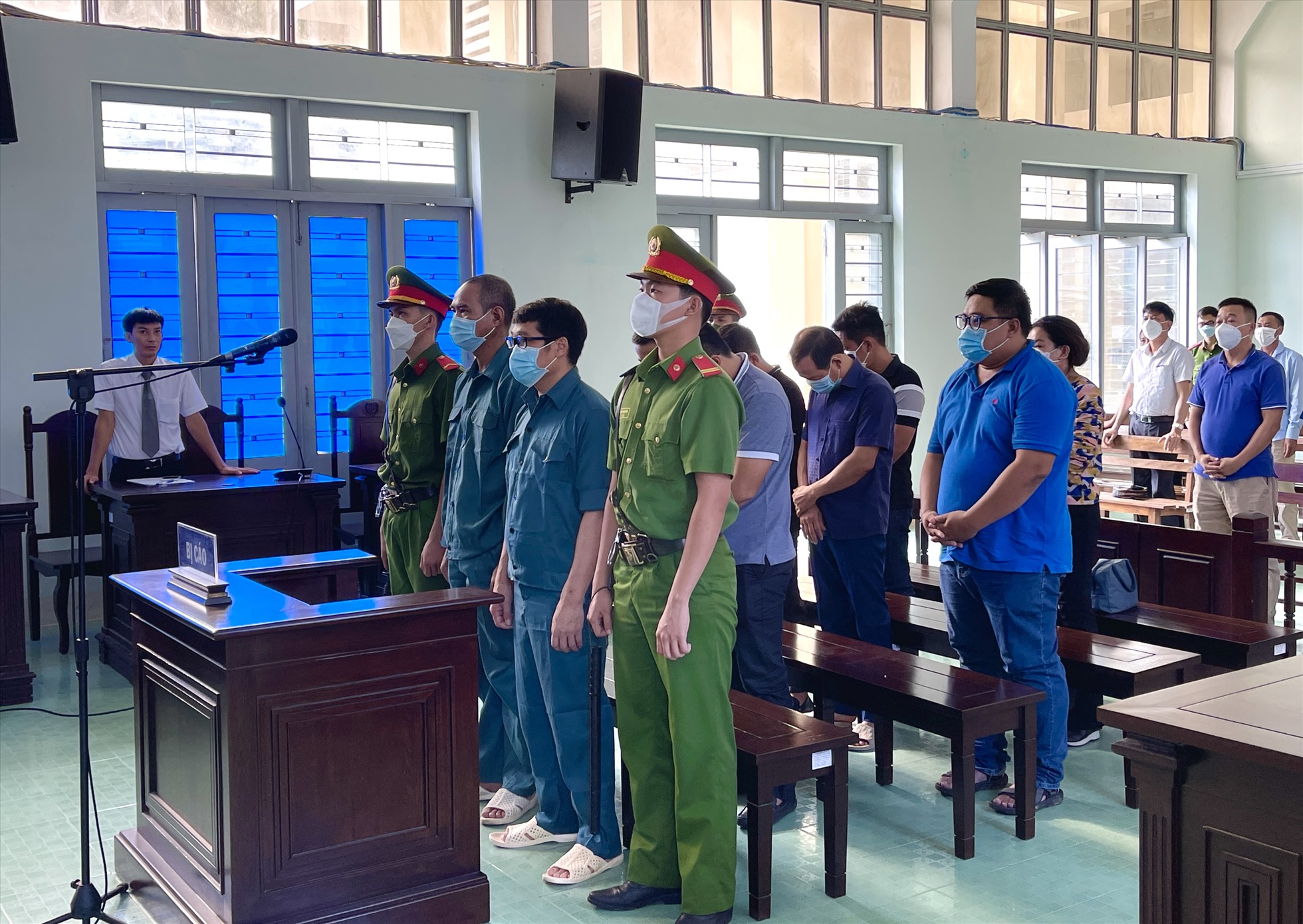 Các bị cáo nghe HĐXX tuyên án chiều ngày 19.8. Ảnh: DT