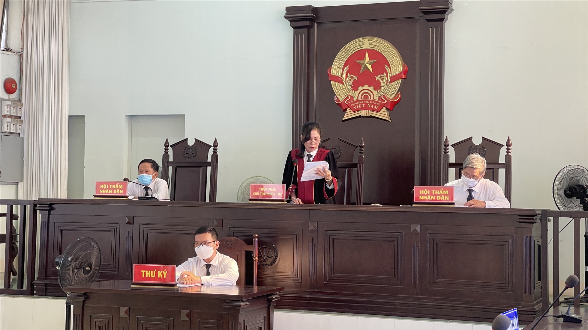 Thẩm phán, chủ toạ phiên toà tuyên án. Ảnh: DT