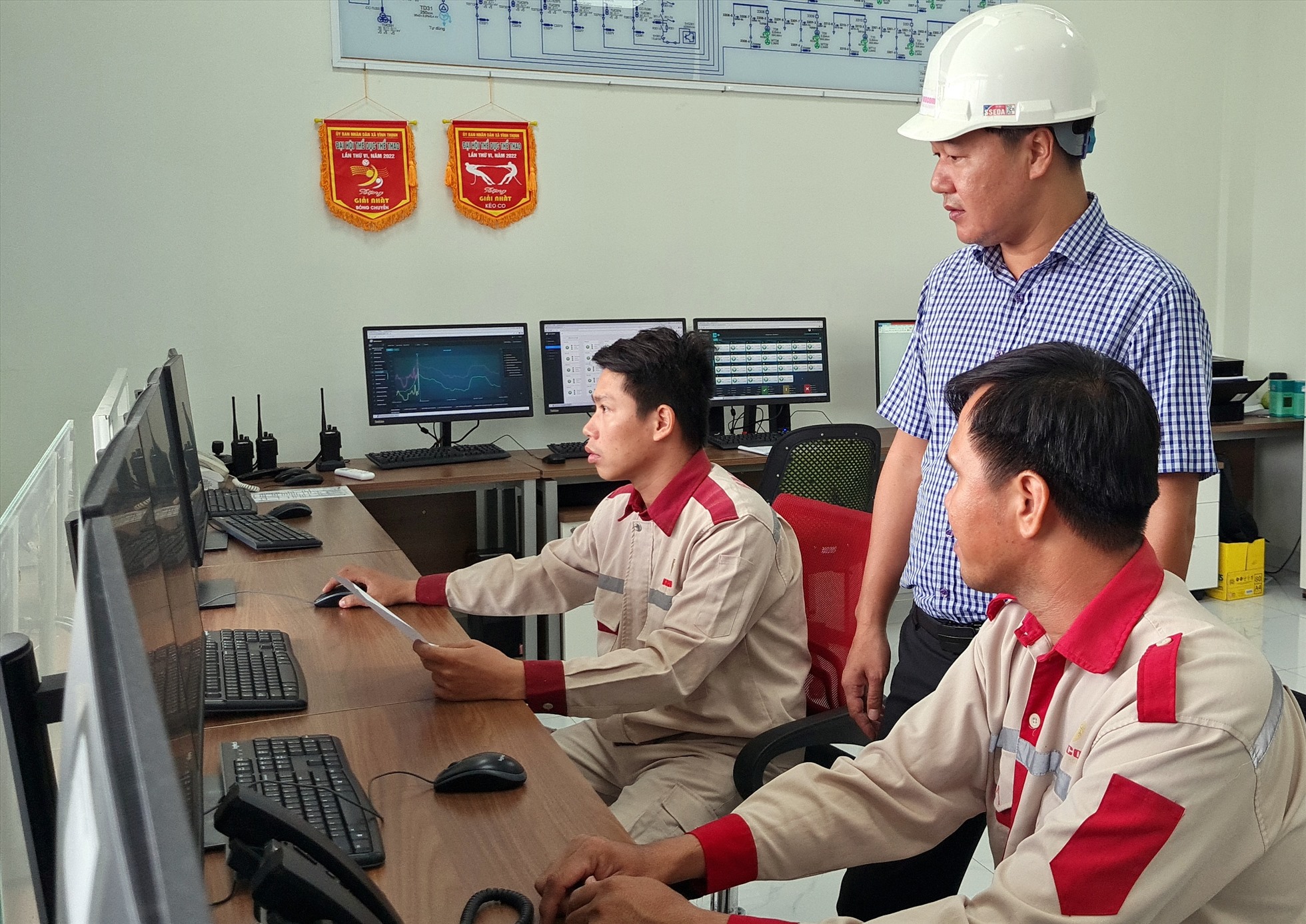 Ông Nguyễn Văn Dũng, Phó tổng Giám đốc Hacom Bạc Liêu kiểm tra tại phòng điiều hành dự án điện gió Hacom Bạc Liêu.