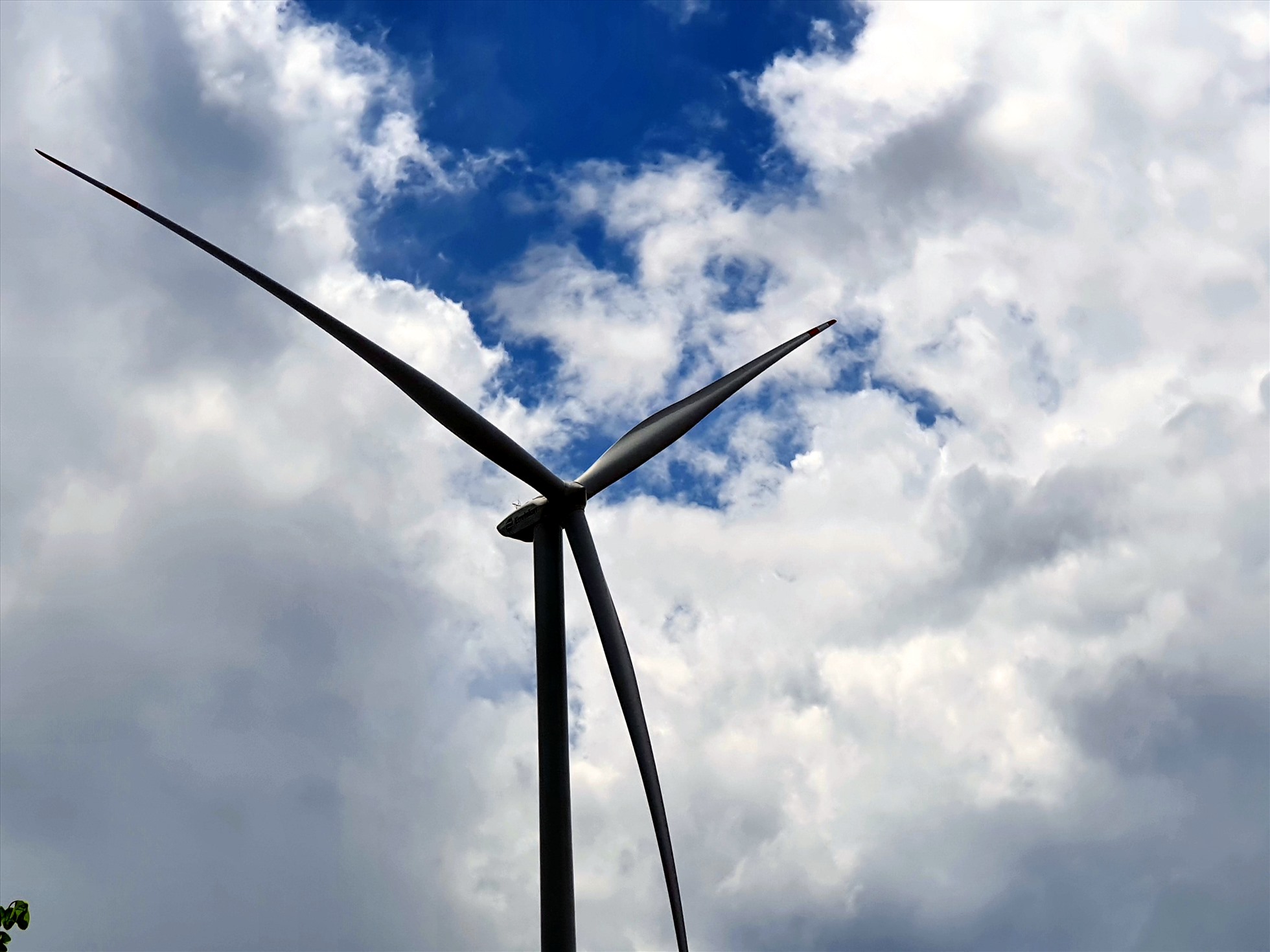 Những buabin gió của dự án điện gió Hacom đầu tư có chiều cao 140 m. Đây là dự án điện gió trong bờ đầu tiên tại ĐBSCL.