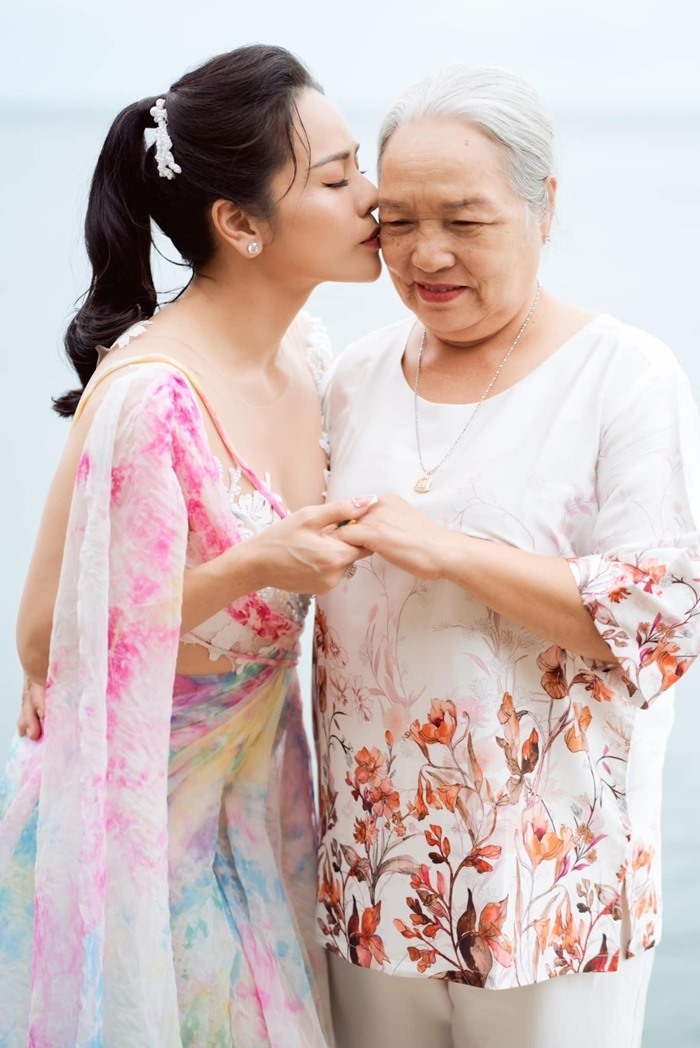 Nhật Kim Anh hạnh phúc khi có mẹ ruột bên cạnh cùng đón tuổi mới. Ảnh: NVCC