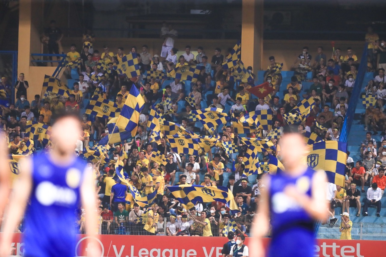 Trong chuyến làm khách trước Viettel tại vòng 13 V.League 2022, rất đông cổ động viên xứ Nghệ đã tới phủ vàng sân Hàng Đẫy. Ảnh: Hoàng Huê
