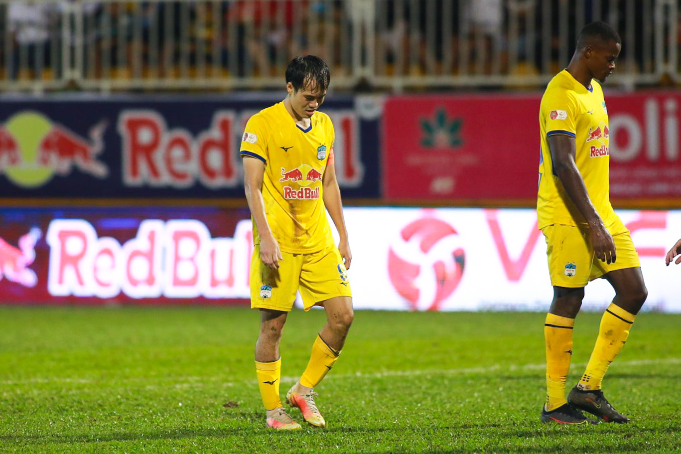 Trận thua 1-2 tối 19.8 trước Hải Phòng khiến Hoàng Anh Gia Lai bị bỏ xa trong cuộc đua vô địch khi khoảng cách giữa họ và đội đầu bảng Hà Nội là 7 điểm nhưng đã chơi nhiều hơn 1 trận.