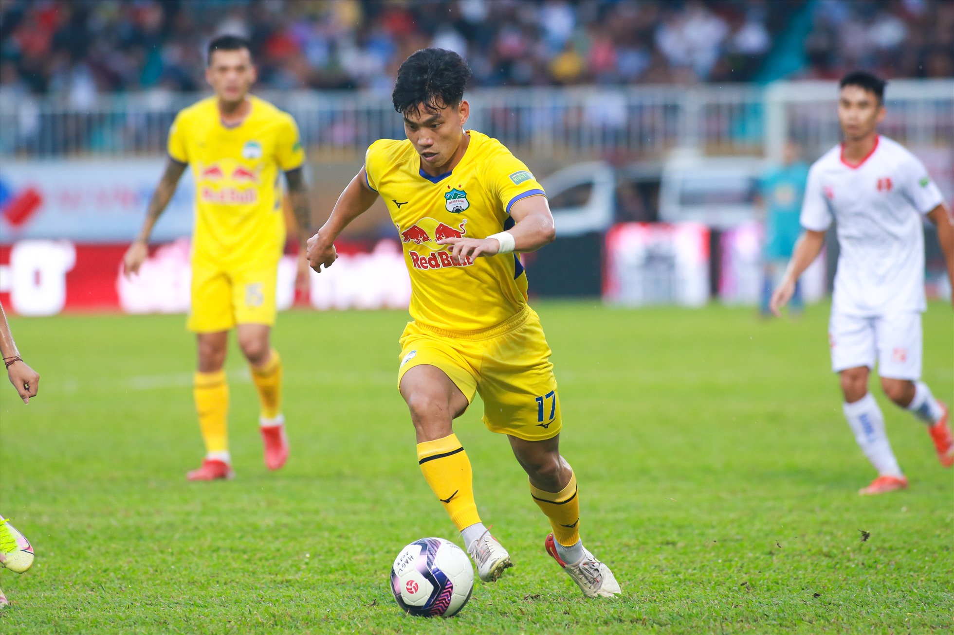 Trận thua Hải Phòng khiến Hoàng Anh Gia Lai bị chính đối thủ vượt qua trên bảng xếp hạng. Đội bóng của huấn luyện viên Kiatisak rơi xuống vị trí thứ 4 với 19 điểm sau 12 trận đã đấu, kém đội đầu bảng Hà Nội 7 điểm.