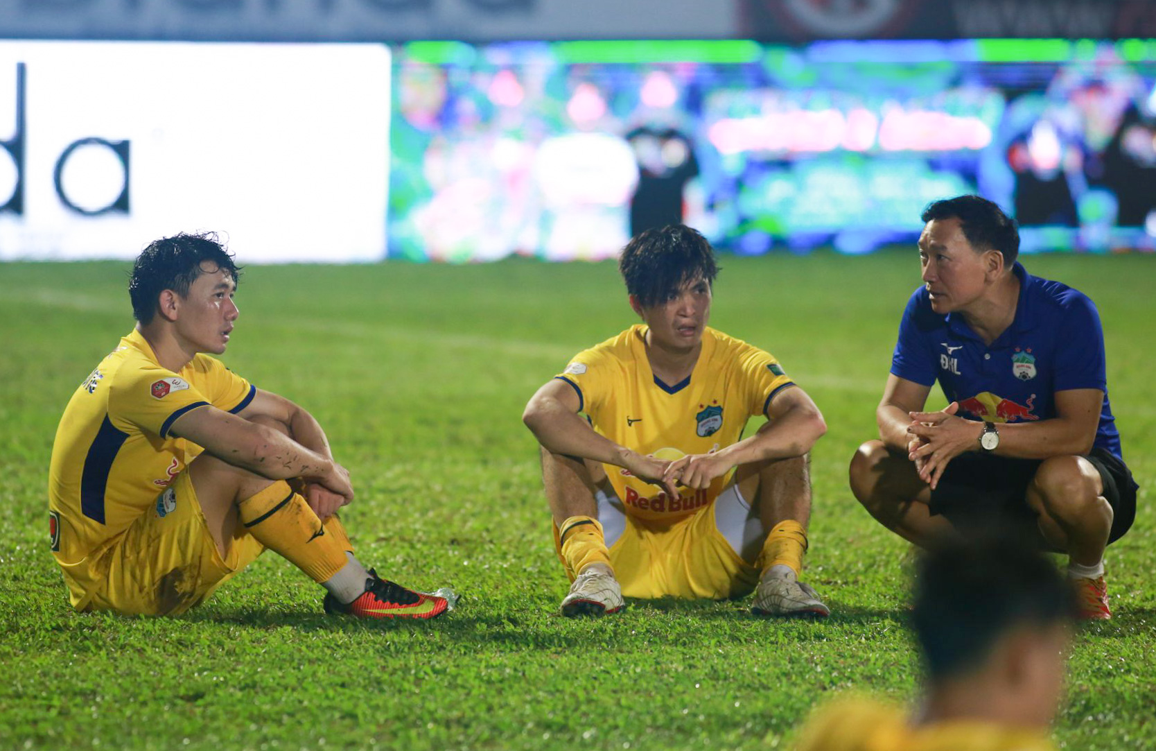Minh Vương, Tuấn Anh ngồi bệt xuống sân sau trận đấu căng thẳng.