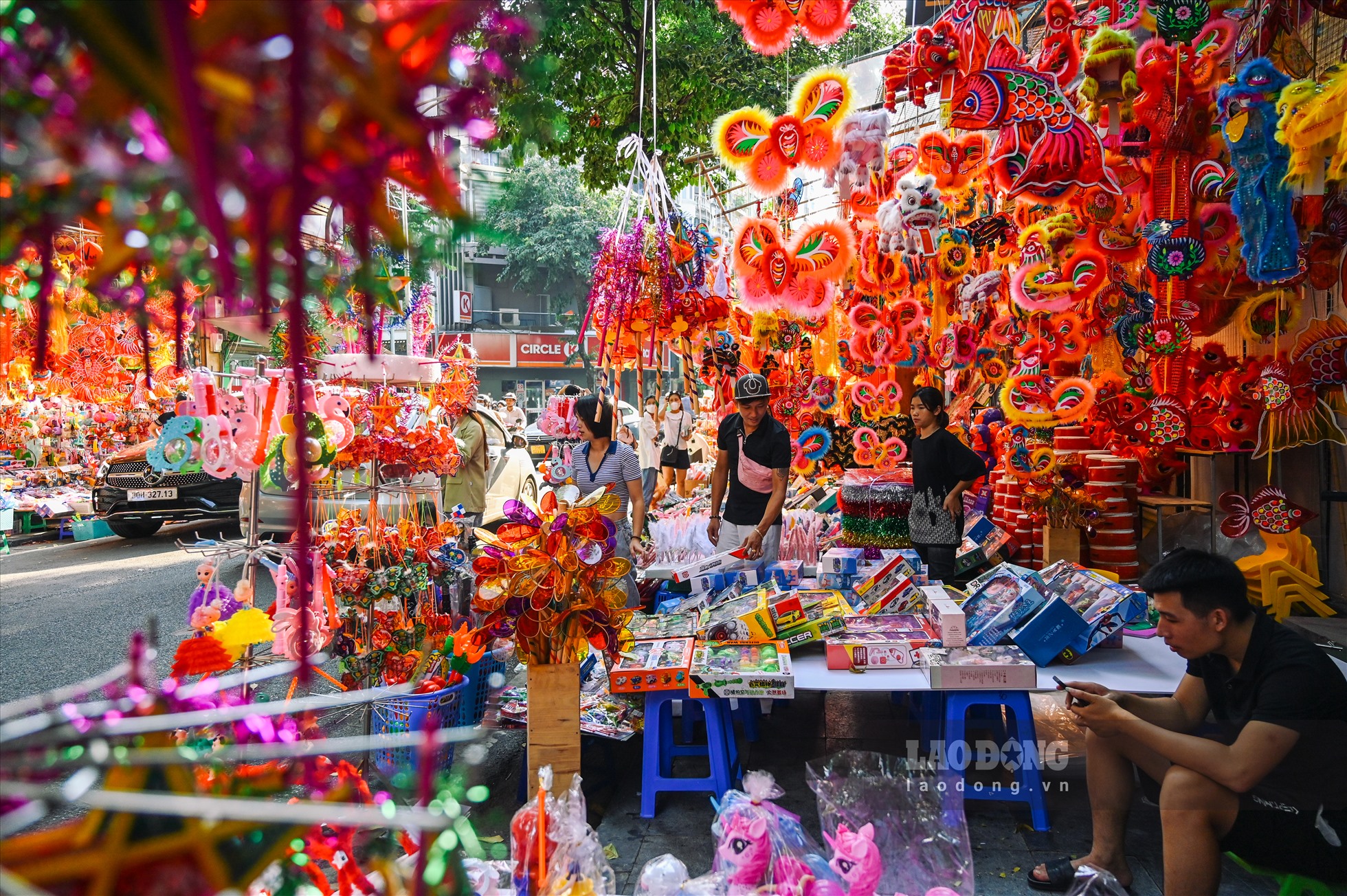 Hàng Mã nổi tiếng với các sản phẩm thủ công truyền thống, những cửa hàng bày bán  đồ chơi trung thu tạo nên vẻ đẹp rực rỡ sắc màu của con phố này.