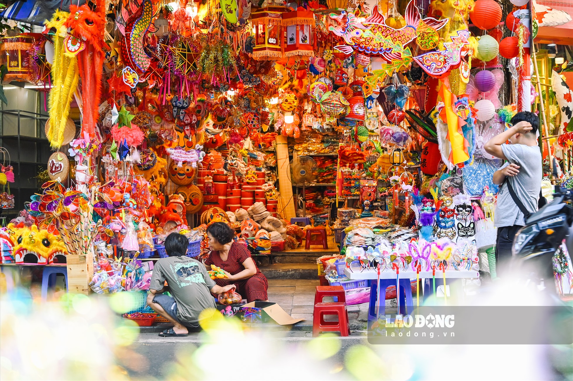 Đồ chơi Trung thu được bày bán ở đây phong phú, đa dạng với nhiều mặt hàng như: Đèn ông sao, trống, đèn lồng, mặt nạ, đầu lân,… Đây đều là sản phẩm được sản xuất bởi các làng nghề Việt Nam.