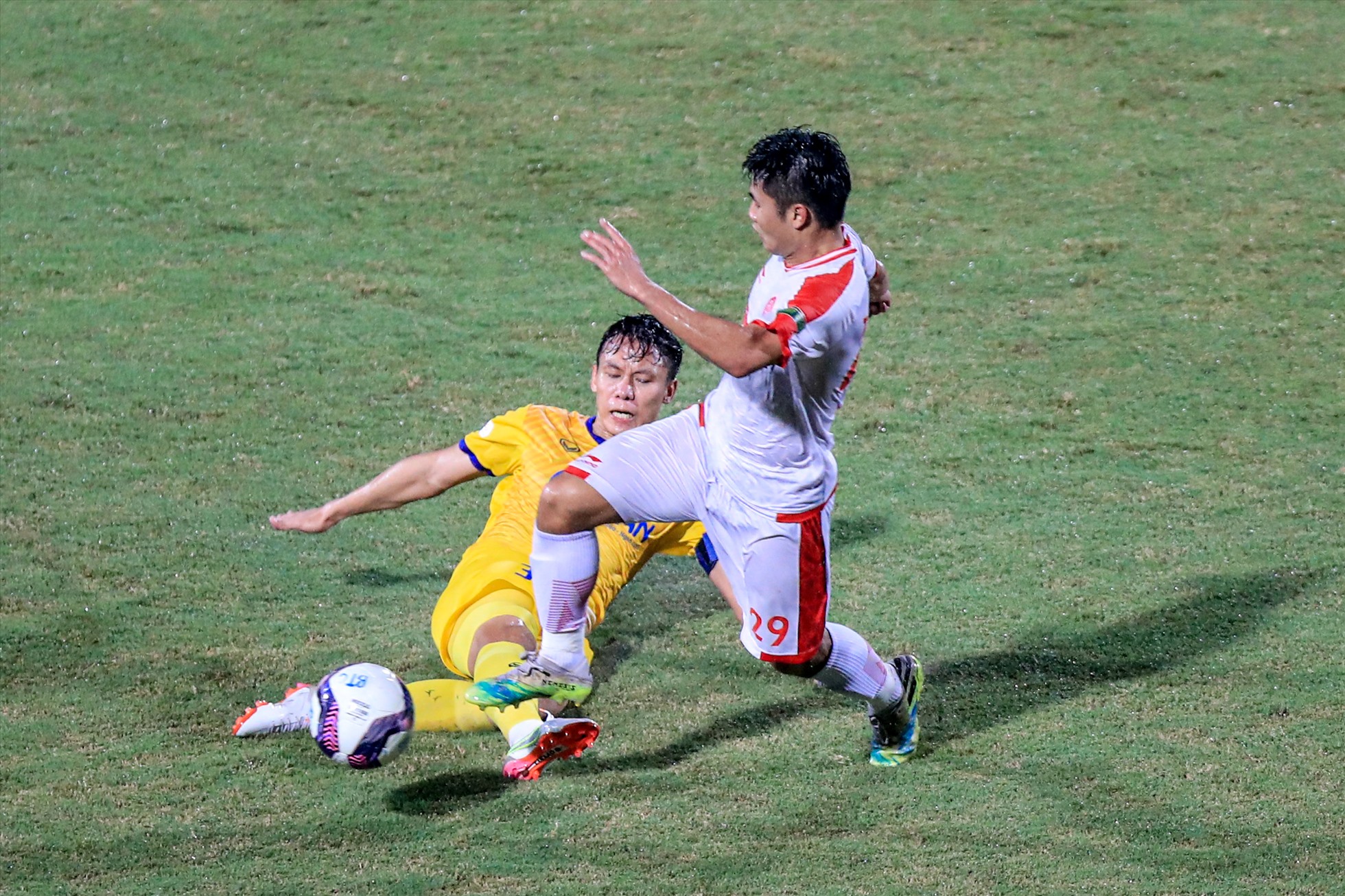 Quế Ngọc Hải vất vả cản phá tình huống đi bóng của Trương Tiến Anh ở hiệp 2 trận đấu.