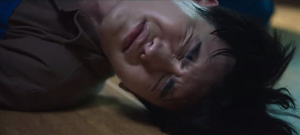 Chang Ho (Jong Suk) bị cho uống nước có ma túy. Ảnh: CMH.