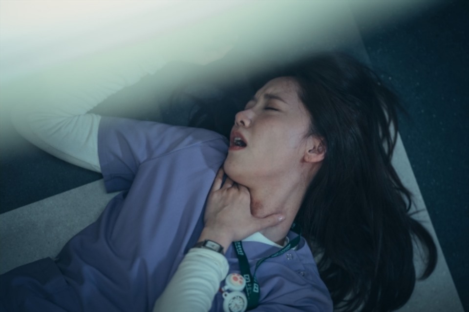 Mi Ho (YoonA) gặp nguy hiểm khi cố giải tài liệu của cố giáo sư Seo. Ảnh: Poster MBC.