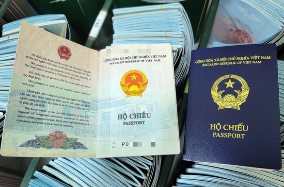 Hộ chiếu phổ thông mẫu mới của Việt Nam có màu xanh tím than để phân biệt với hộ chiếu phổ thông mẫu cũ. Ảnh: chinhphu.vn