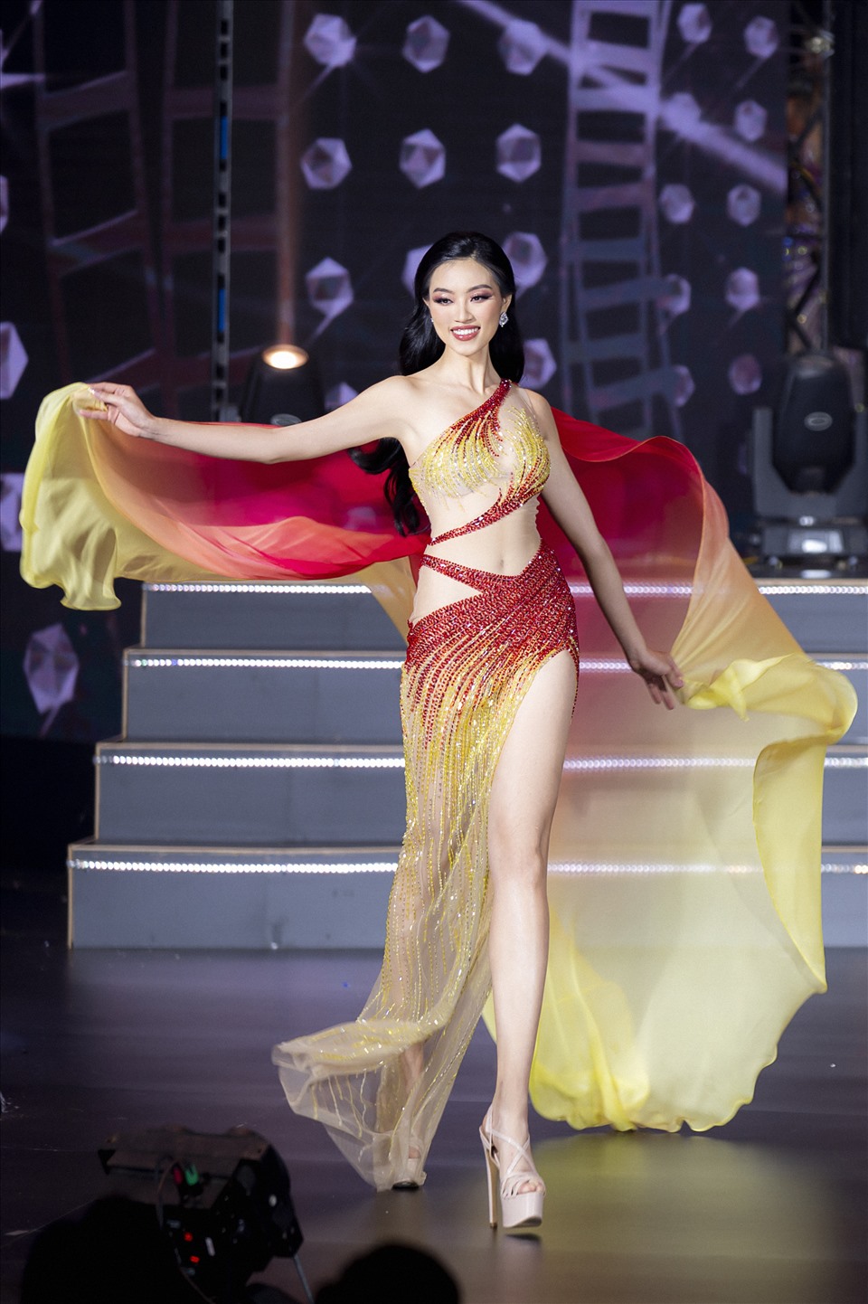Thần thái đầy cuốn hút của Tân Hoa hậu Thể thao Việt Nam với phần thi Trang phục dạ hội. Ảnh: NSCC