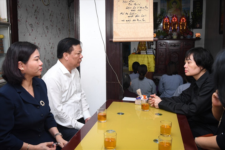 Bí thư Thành ủy Đinh Tiến Dũng và Phó Bí thư Thường trực Thành ủy Nguyễn Thị Tuyến thăm hỏi, động viên gia đình chiến sĩ Nguyễn Đình Phúc.