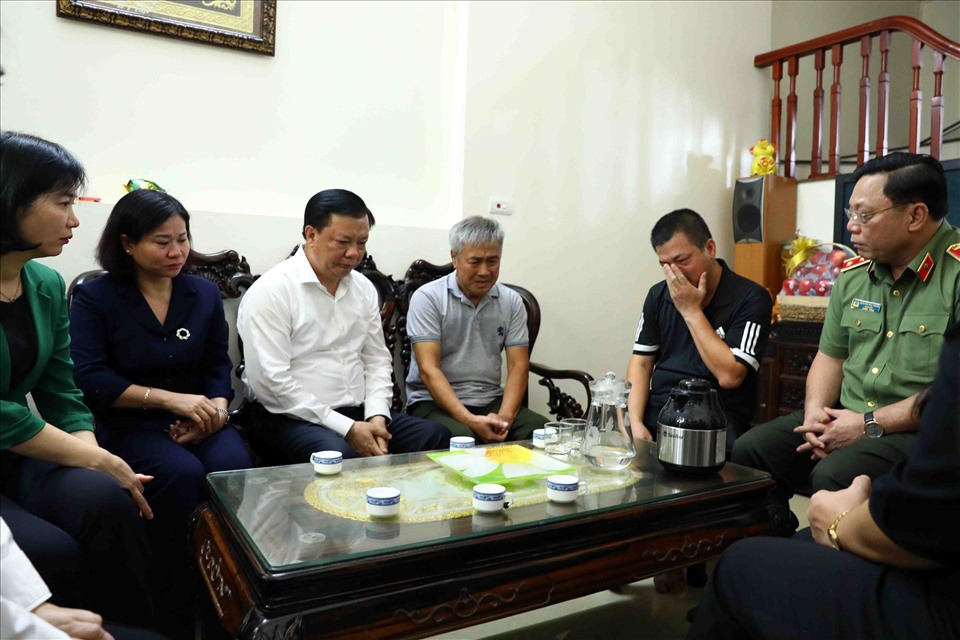 Bí thư Thành ủy Hà Nội Đinh Tiến Dũng và các lãnh đạo thành phố Hà Nội thăm hỏi, động viên gia đình Thượng úy Đỗ Đức Việt.