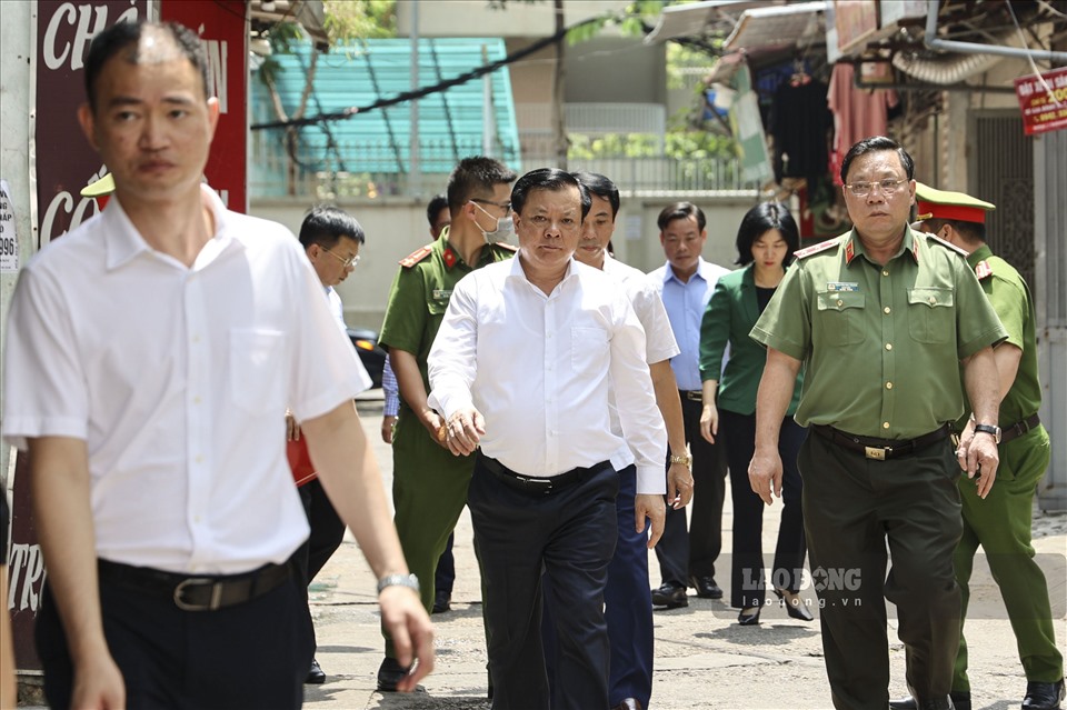 Bí thư Thành ủy Hà Nội Đinh Tiến Dũng cùng đoàn lãnh đạo thành phố đến thăm gia đình Binh nhì Nguyễn Đình Phúc.