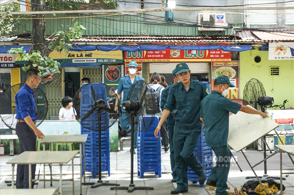 Ban chỉ huy quân sự, lực lượng vũ trang cấp cơ sở phường Nghĩa Tân cũng có mặt hỗ trợ công tác tiếp đón người dân đến viếng.