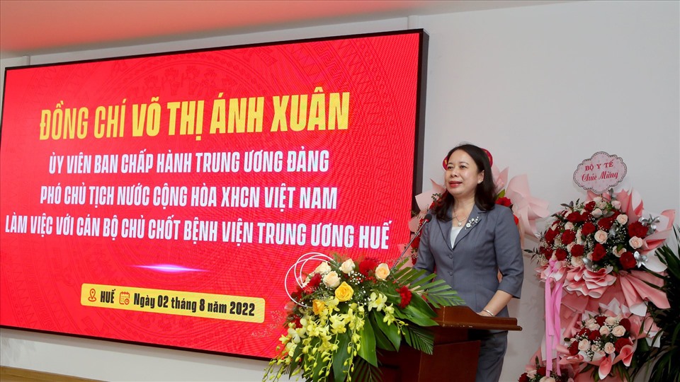 Phó Chủ tịch nước - Võ Thị Ánh Xuân phát biểu tại buổi làm việc với cán bộ chủ chốt Bệnh viện Trung ương Huế.