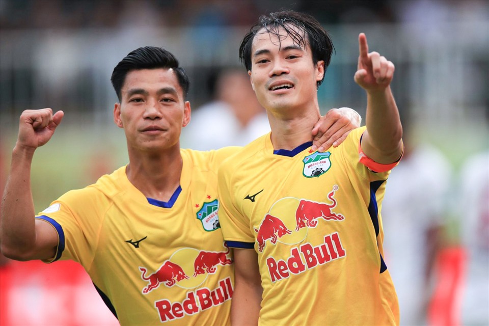 Văn Toàn (phải) thi đấu ấn tượng cùng Hoàng Anh Gia Lai. Ảnh: HAGL FC