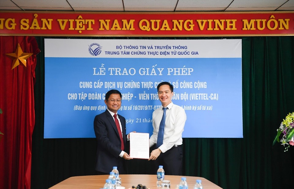 Ông Phan Hoàng Việt-Phó Tổng Giám đốc Viettel Telecom nhận giấy phép cung cấp dịch vụ chứng thực chữ ký số công cộng theo mô hình ký số từ xa