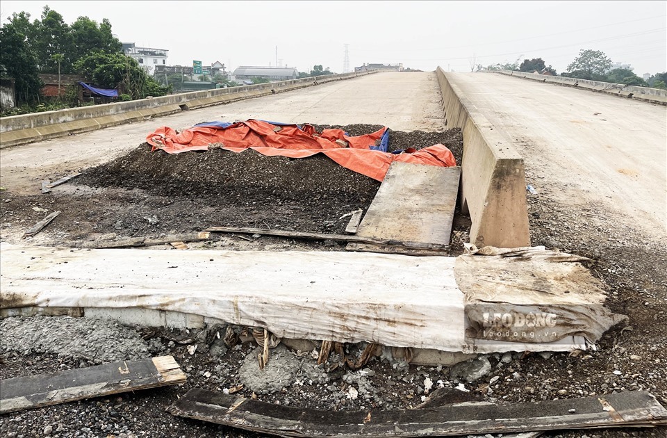 Trên toàn tuyến dài 9,5km nhiều hạng mục dang dở chưa được hoàn thiện, tiềm ẩn nguy hiểm cho người và phương tiện “xé rào” đi vào.