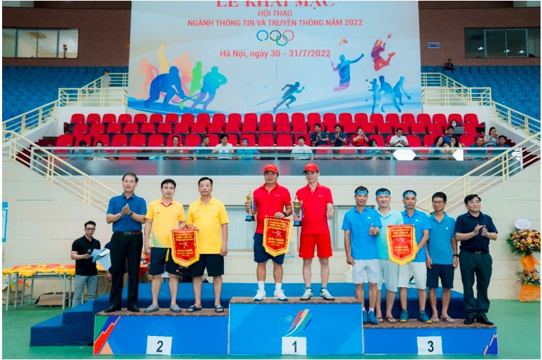 2 vận động viên Đồng Anh Thanh và Thái Thanh Sơn giành giải Nhất đôi Nam Tennis từ 45 tuổi trở lên.