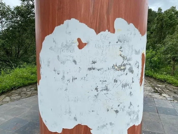 Đài Vọng Cảnh ở Hà Giang thậm chí còn bị bị cạo trắng xóa thân cột để viết tên, vẽ hình nghệch ngoạc. - Ảnh: Phan Tuân