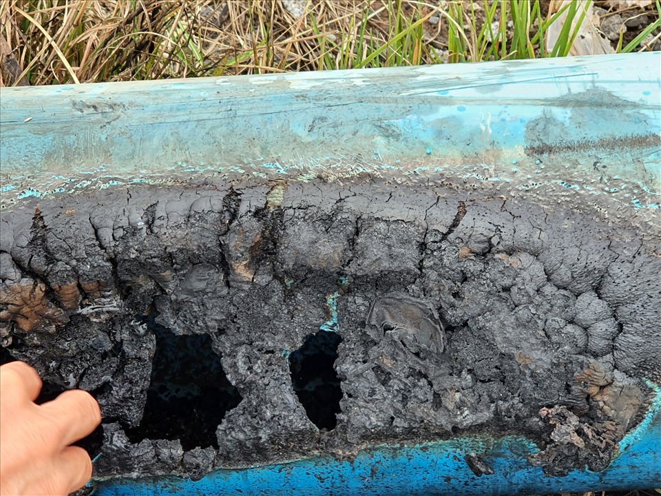 Một đoạn ống bơm cát dùng để san lắp mặt bằng cho dự án do FLC làm chủ đầu tư được nhà đầu tư báo cáo là bị phá hoại. Ảnh: Nhật Hồ