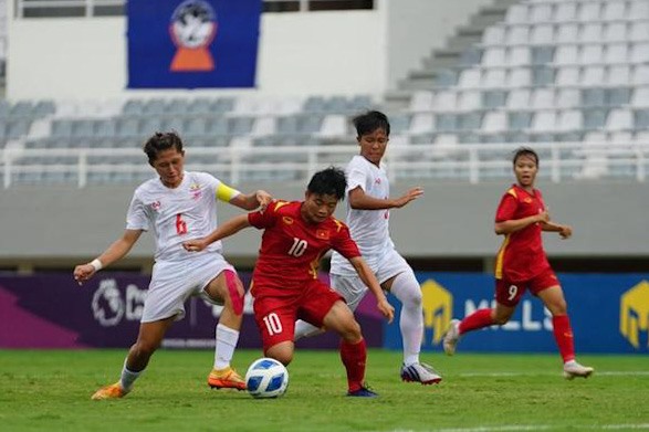 Ngọc Minh Chuyên (số 8 áo đỏ) ghi bàn thắng nâng tỉ số lên 2-0 cho U18 nữ Việt Nam. Ảnh: AFC