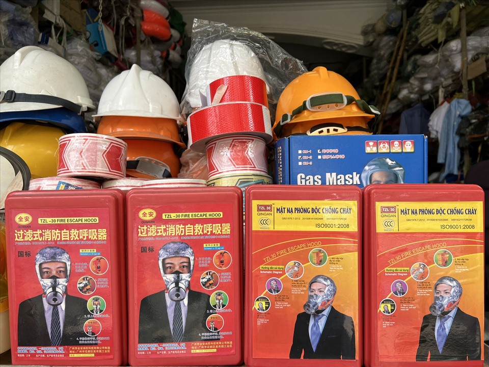 Mặt nạ phòng độc từ Trung Quốc được nhiều người dân trang bị vì giá thành rẻ. Ảnh: Nguyễn Thúy.