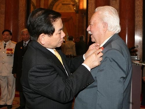 Chủ tịch nước Nguyễn Minh Triết gắn Huân chương Hữu nghị cho ông Kostas Sarantidis năm 2011. Ảnh: TTXVN.